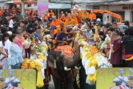 แห่เทียนพรรษาและตักบาตรบนหลังช้าง