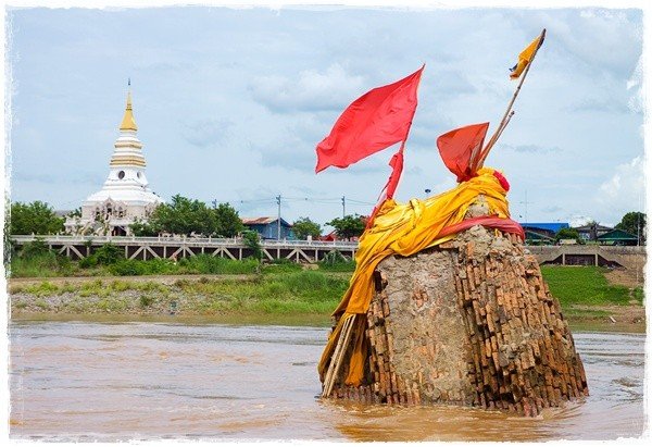 พระธาตุหนองคาย หรือ พระธาตุกลางน้ำ