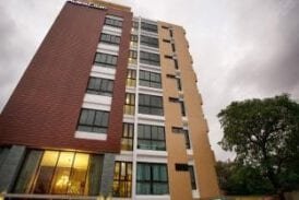 อลิชาคอร์ทโฮเต็ลแอ่นด์เรสซิเด้นซ์ (Alisha Court Hotel & Residence)